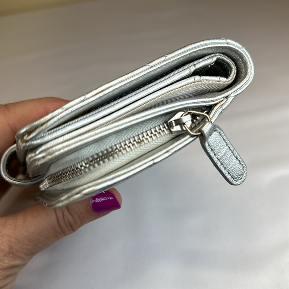 CHANEL CC Metallic Silver Snap Closure Med., Box, Made in Italy, Series #15 2011 - Picture 12 of 17